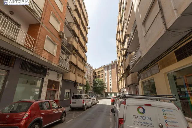 JUNTO AVENIDA ANDALUCES — 35