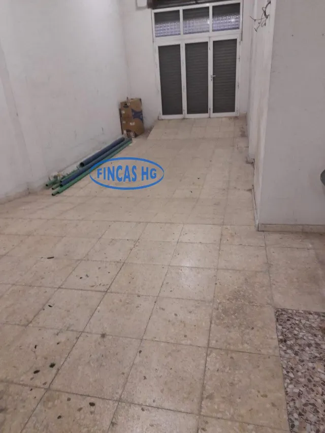 Gran local comercial haciendo esquina de 220m2. en el barrio de Los Ángeles — 4