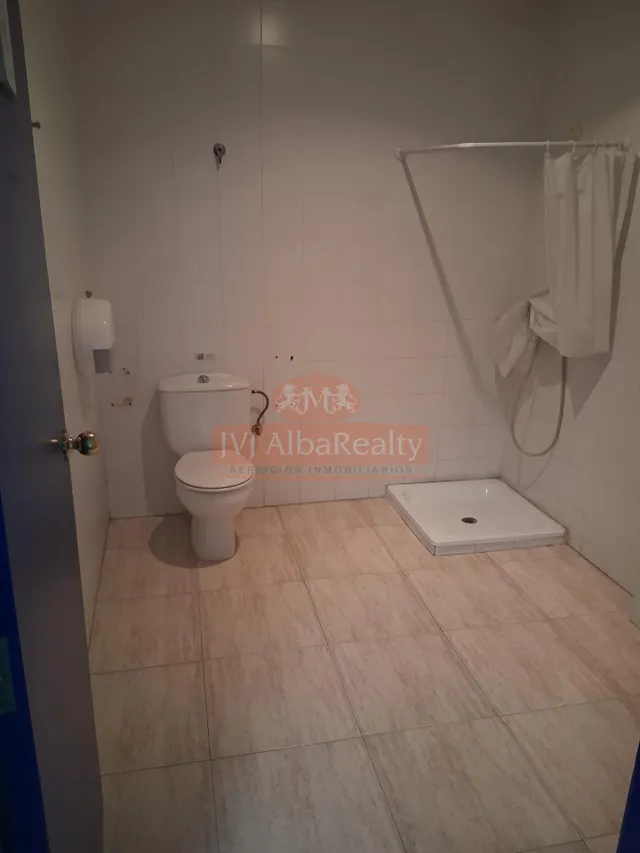 EN VENTA O ALQUILER ESPECTACULAR LOCAL EN ZONA INDUSTRIA — 18