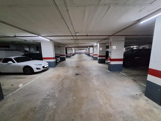 Plaza parking en complejo Mundet. — 6