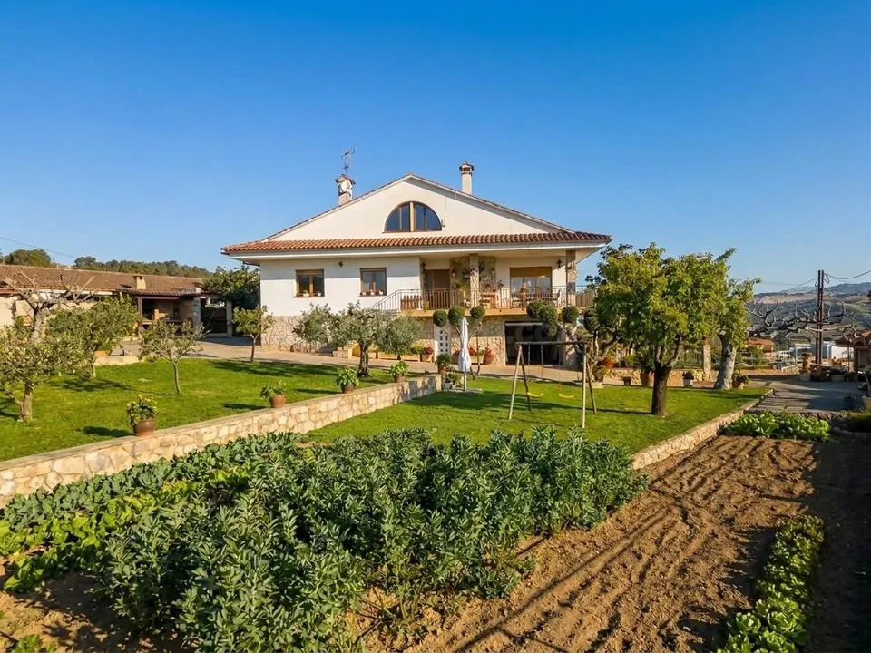 Distinción, privacidad y estilo en el corazón de Canyelles – Una finca excepcional