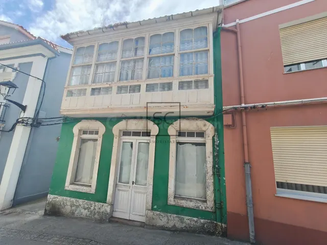Casa adosada en el centro de Cariño. — 2