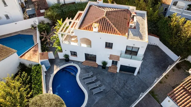 Casa moderna con cuatro habitaciones, piscina y garaje