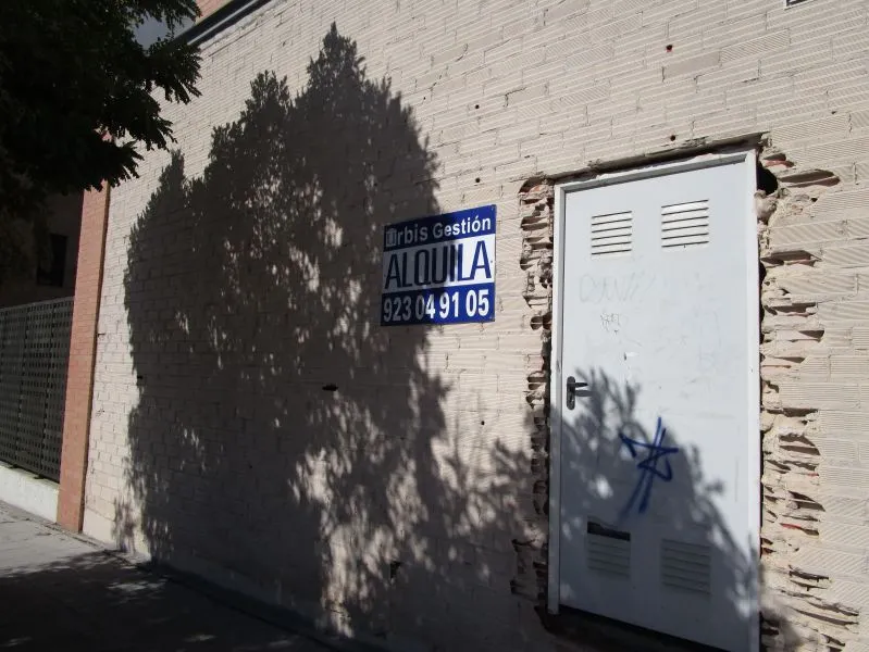 Urbis te ofrece un local comercial en zona La Plata-Huerta Otea, Salamanca.
