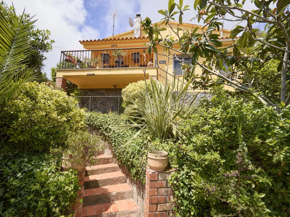 Chalet con jardín privado, y dos accesos independientes en Serra Brava – Lloret de Mar