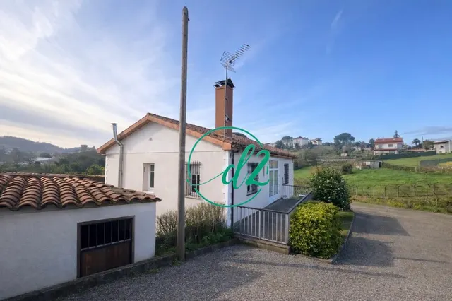 SE VENDE ACOGEDORA CASA CON 1000 DE PARCELA A ESCASOS KM DEL