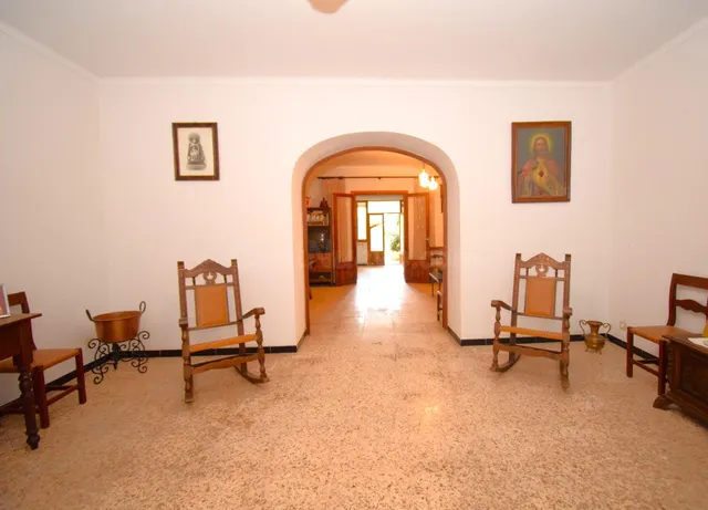Casa de pueblo con amplio jardin en Petra - foto 2