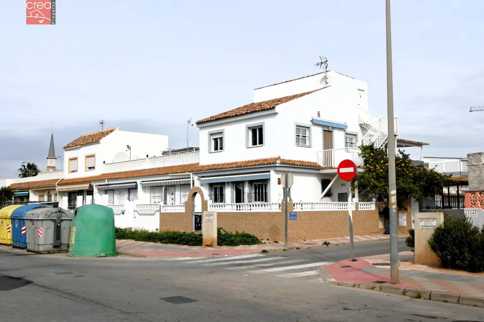 ESPACIOSO CHALET CON 4 DORMITORIOS CERCA DE LA PLAYA DE LOS NAREJOS