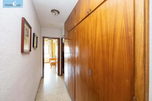 Camino de Ronda. Piso en planta alta con 5 dormitorios, garaje y trastero, calefacción central. — 25