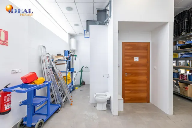 LOCAL COMERCIAL JUNTO AL CAMPUS DE LA SALUD — 24