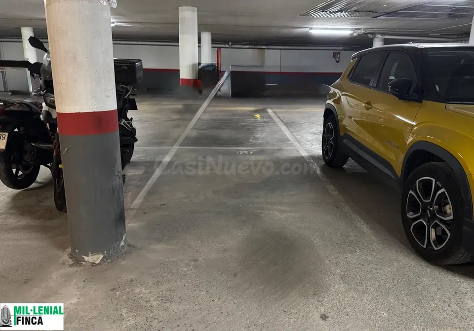 PLAZA DE PARQUING - COCHE MEDIANO
