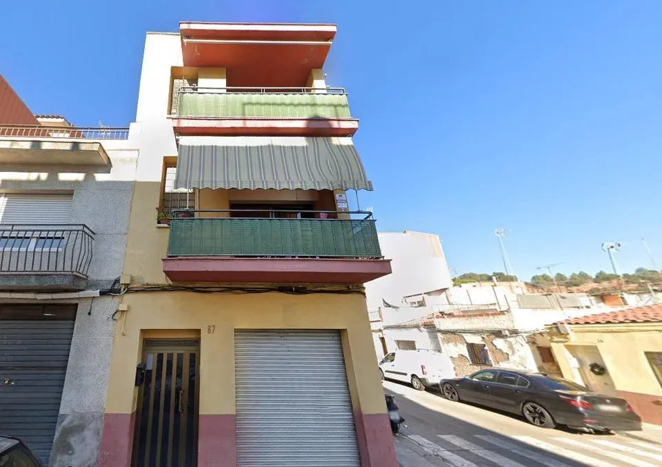 SE VENDE CASA ADOSADA OKUPADA + GARAJE en Calle Amilcar Barca 67 de Sabadell (Barcelona).