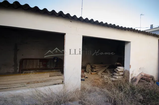 Ref. 04402.- Solar urbano con dos almacenes en S. Antonio de Benagéber, núcleo urbano. — 12