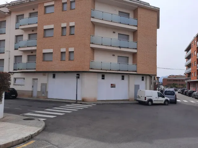 LOCAL ESQUINERO CON GRAN FACHADA — 2