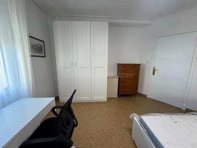 Amplias habitaciones en Alquiler en Piso en la Zona de La Pl - foto 3
