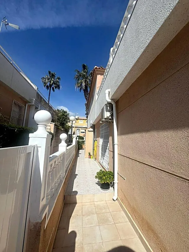 Bungalow con piscina comunitaria, Alicante, Orihuela Costa. 3 habitaciones, 105 m2, 3 kilómetros del mar — 45