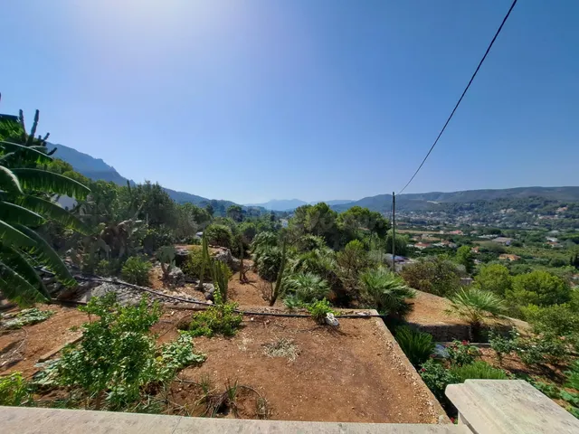Se vende chalet con impresionantes vistas y una hectárea de  - foto 4