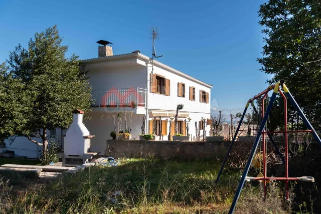 ESPECTACULAR CASA DE 268 m2 TODA EXTERIOR, CON GARAGE PARA 4
