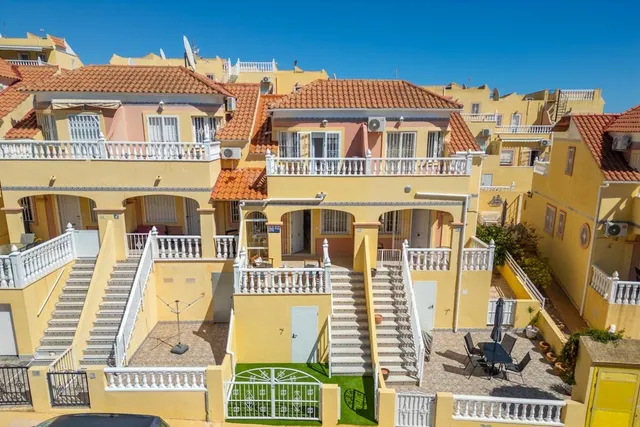 Encantadora vivienda reformada con terrazas, patio privado y piscina comunitaria — 34