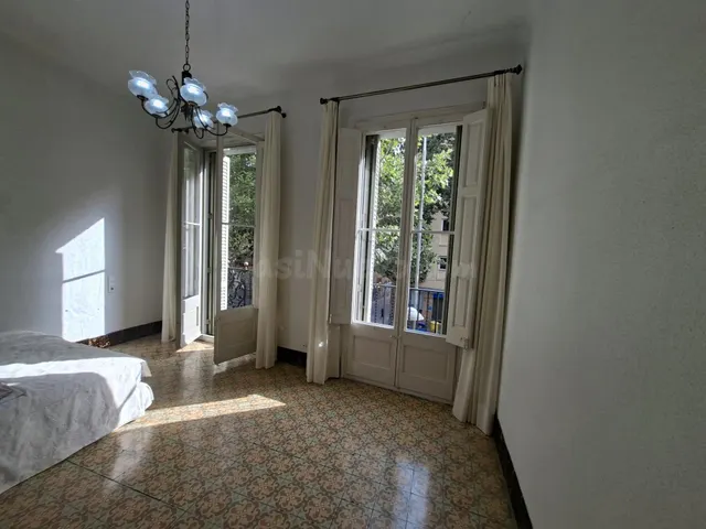 SE ALQUILA CASA MODERNISTA CATALOGADA EN EL CENTRO DE BADALO - foto 2