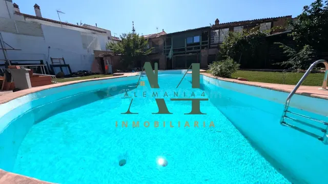Impresionante Chalet Semireformado en el Corazón de Cáceres 