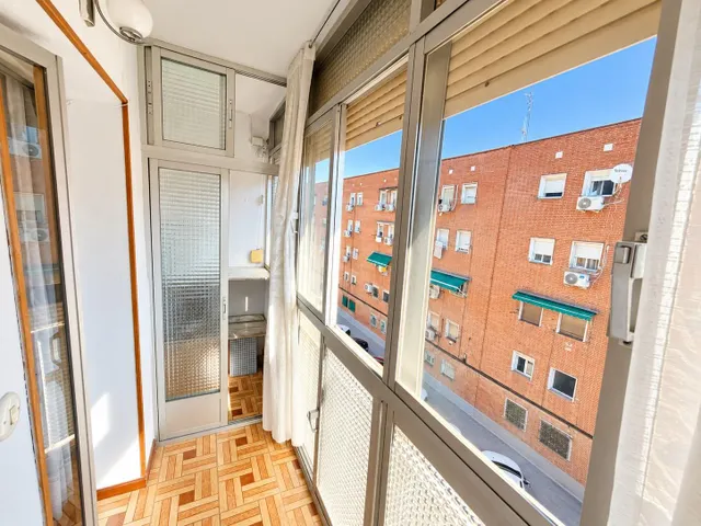 Piso de 2 dormitorios con terraza y grandes posibilidades de reforma en Simancas, Madrid — 30