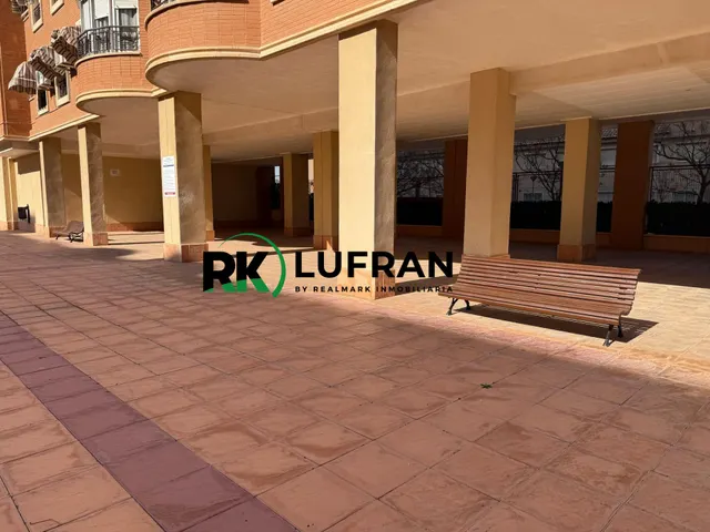 Piso con urbanización y garaje en ciudad jardín — 15