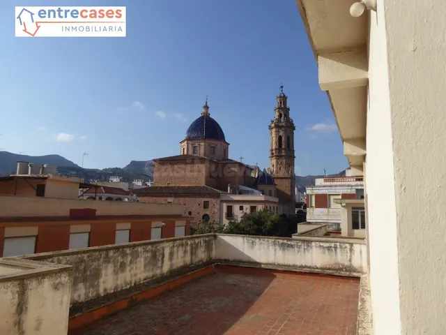 CASA A TRES ESQUINAS SITUADA A ESCASOS METROS DE LA IGLESIA 