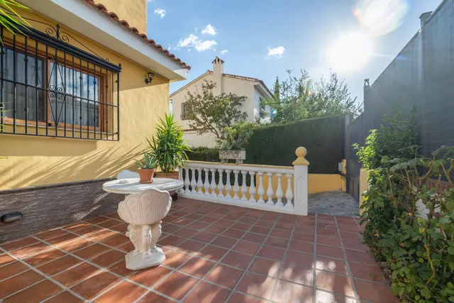 CHALET CON PISCINA Y JARDÍN A SOLO 10 MINUTOS DE GRANADA — 17