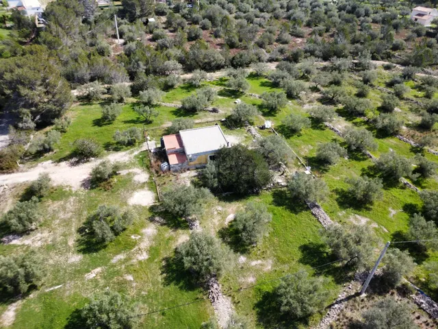 Finca con casa, agua y luz a 4,5 km de las mejores calas - foto 2