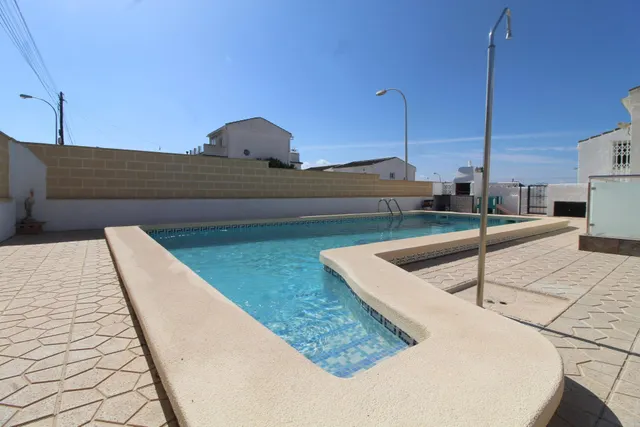 Chalet independiente con piscina privada, jardín y garaje en El Chaparral, Torrevieja — 34
