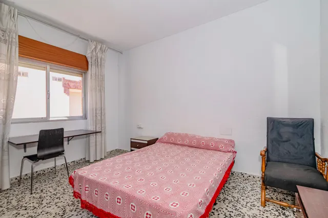 PISO DE 4 DORMITORIOS EN EL CENTRO DE GRANADA — 32