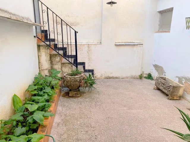 AMPLIA VIVIENDA CON PATIO Y GARAJE — 2