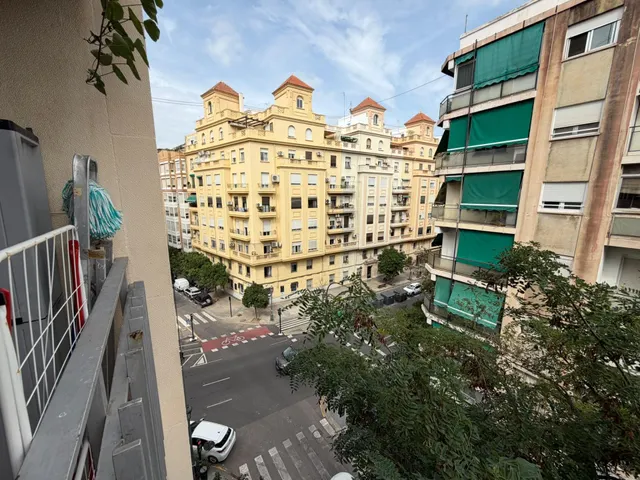 Se alquila amplio piso con plaza de parking — 17