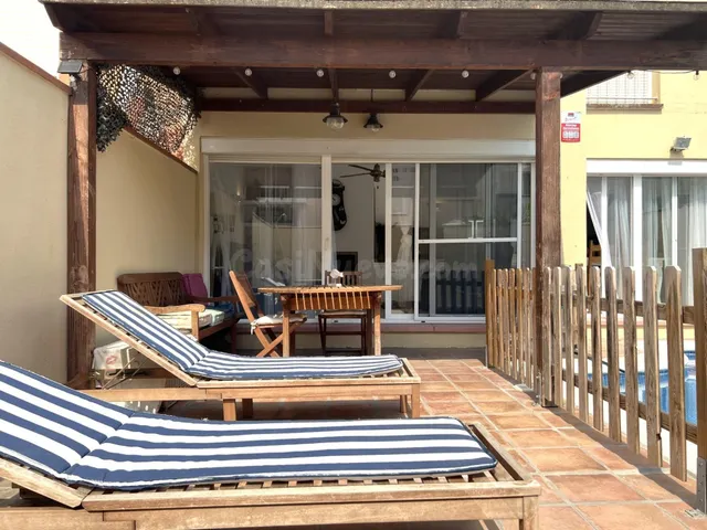 Casa adosada con piscina privada y garaje en Sant Pere Pesca - foto 2