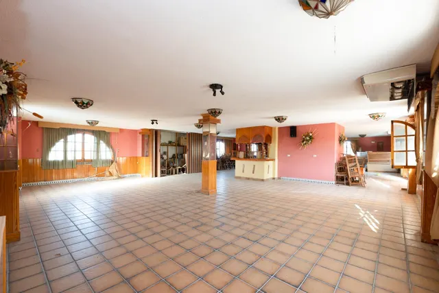 Terreno urbanizable, actualmente hay un restaurante. — 18