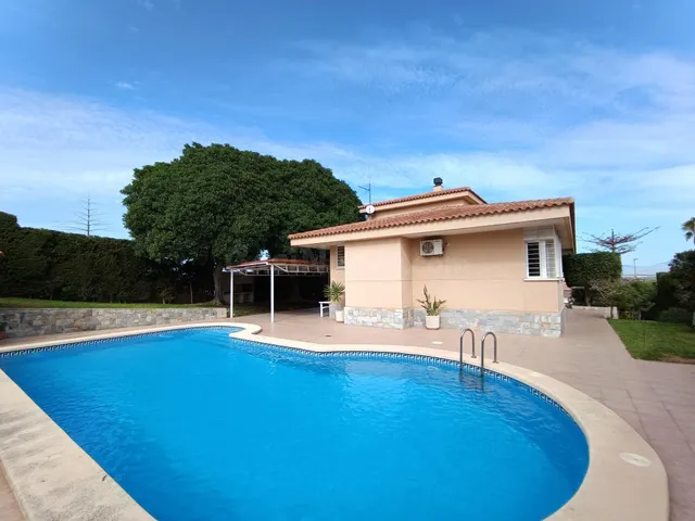 CHALET INDEPENDIENTE CON PISCINA, ZONA DEPORTIVA Y VISTAS PA
