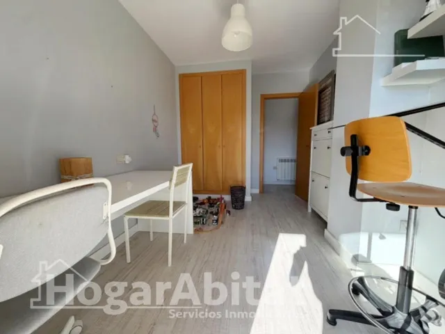 Excelente ubicación y reforma integral en este luminoso piso exterior con terraza, garaje y piscina comunitaria — 32