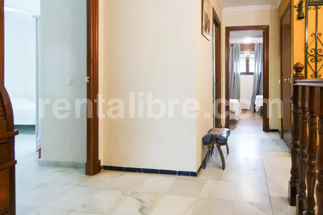 SE ALQUILA CASA CON PATIO – 3 DORMITORIOS – 1.100 €/MES — 7