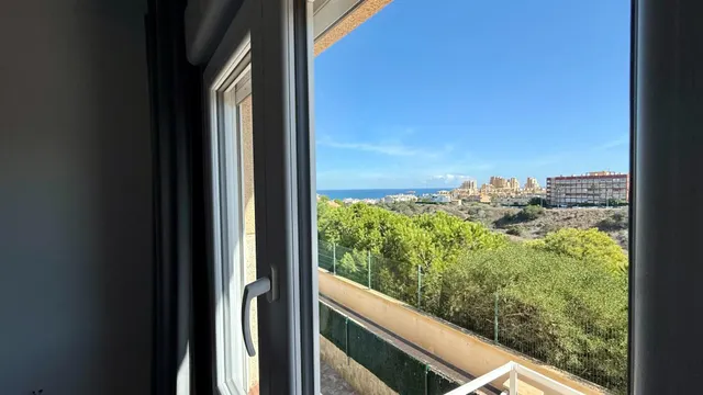 Apartamento con vistas al mar, piscina y licencia turística en La Mata, Torrevieja — 13