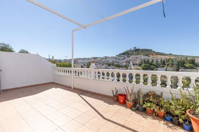 Amplio Adosado en el Corazón de Alcalá la Real con Vistas al Castillo — 18
