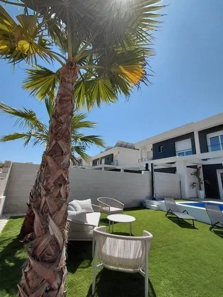 ALTO STANDING - Se vende preciosa y amplia VILLA CON PISCINA PRIVADA — 3