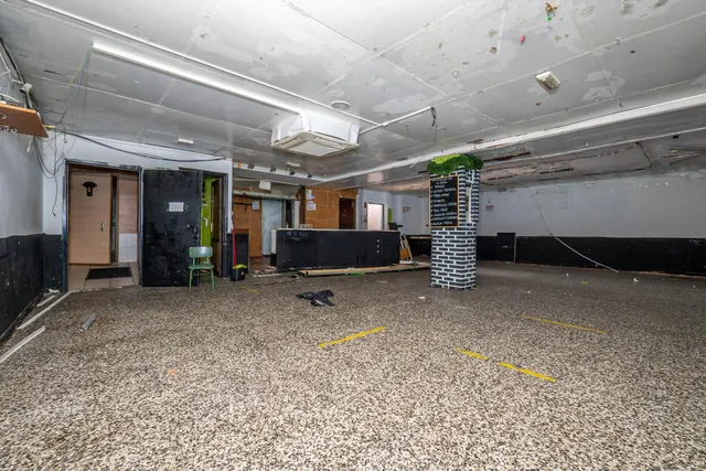 Local comercial de 200 m2 cerca del estadio Los Carmenes, magnifica oportunidad de inversion — 13