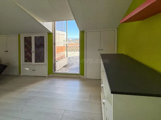 LOCAL ACONDICIONADO COMO VIVIENDA CON VISTAS AL MAR Y LUZ NA - foto 4