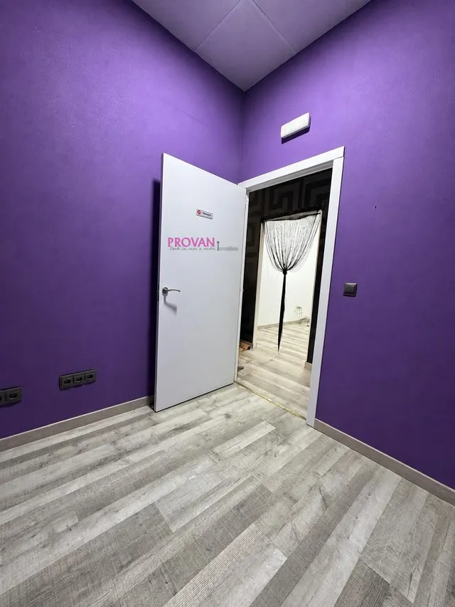 Local comercial en alquiler con tres salas y baño  adaptado — 9