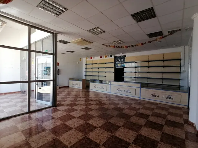 LOCAL COMERCIAL CONSTRUIDO EN NAVE DE 540 METROS CON LICENCIA DE APERTURA EN USO — 8