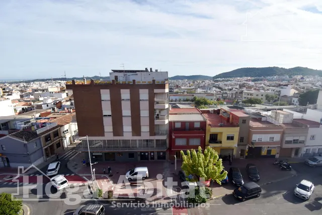 ¡Vistas panorámicas! Alto, bonito y luminoso con ascensor y balcón, cerca del centro — 38