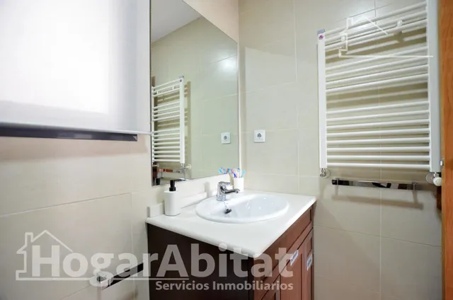 ¡vistas despejadas! amplio, alto y moderno con ascensor y balcón — 40