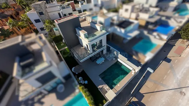 Villa de 4 Dormitorios con Piscina Privada cerca de Las Coli - foto 2