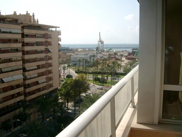 Estupenda vivienda con vistas al mar en la Av. Oscar Espla. 